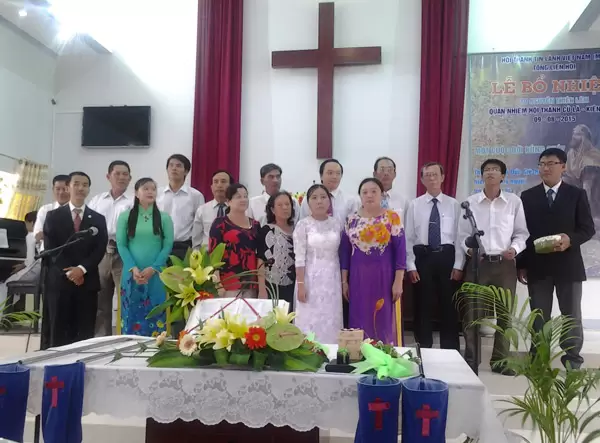 Đại diện các Hội Thánh tặng quà lưu niệm.