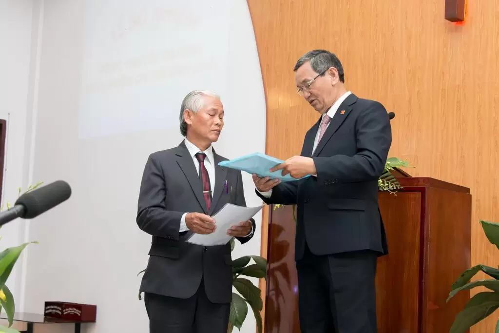 Mục sư Trương Văn Ngành thực hiện nghi thức bổ nhiệm