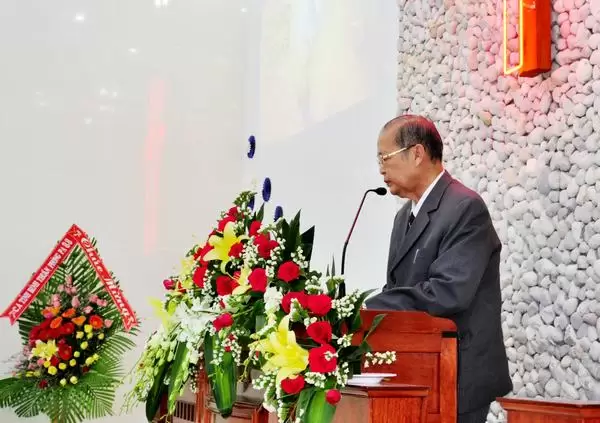 MS Lê Khắc Hóa cầu nguyện khai lễ.