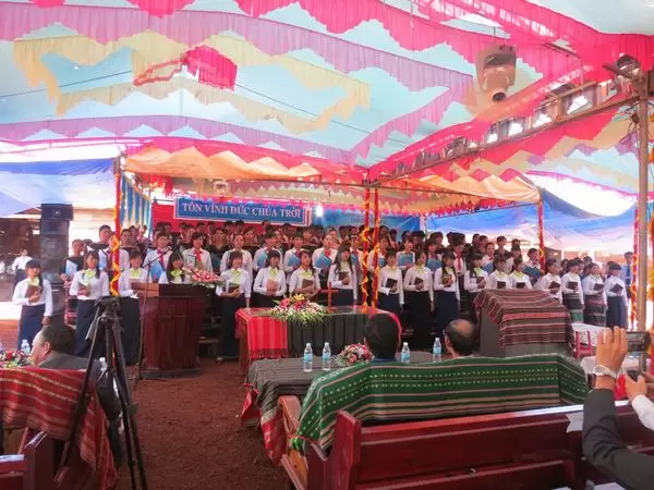 Ca đoàn Hội Thánh tôn vinh Chúa.