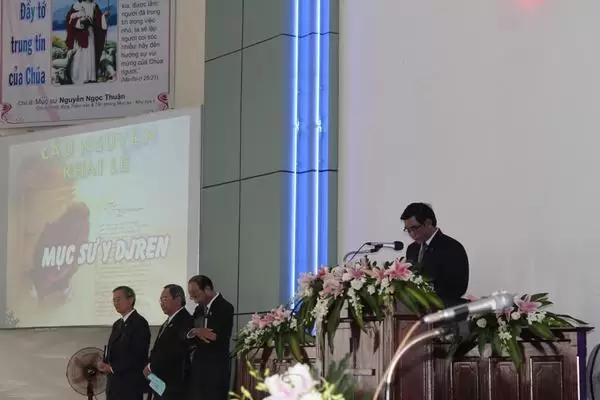 Mục sư Y Djên cầu nguyện khai lễ