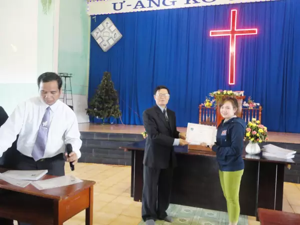 MS Huỳnh Duy Linh trao chứng chỉ cho học viên.