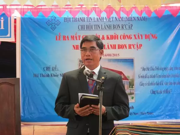 MS Y Djrên thực hiện Nghi thức khởi công.