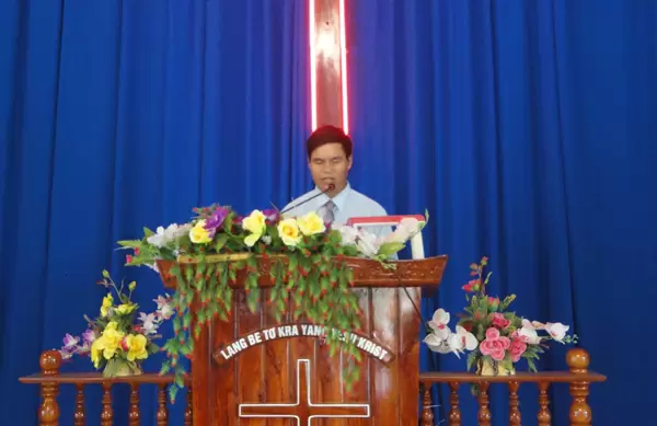 Ms Uyên cầu nguyện cho các học viên.