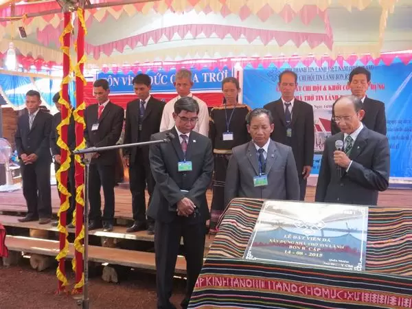 Cầu nguyện khởi công.