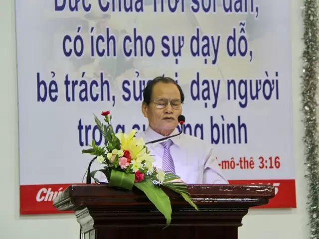 MS Trần Ngọc Vỹ - Quản nhiệm Chi Hội An Hải - cầu nguyện dâng chương trình lên Chúa.