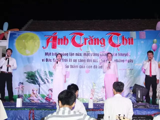 Ban hát dẫn tôn vinh Chúa Thánh Ca “Ngài thật tốt thay”, “Ngài là nhu cầu tôi”.