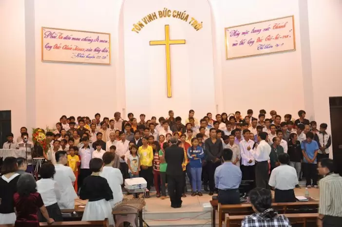 140 người tin Chúa trong chương trình.