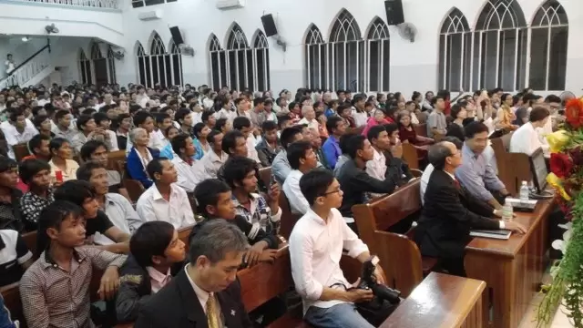 Bên trong nhà thờ.
