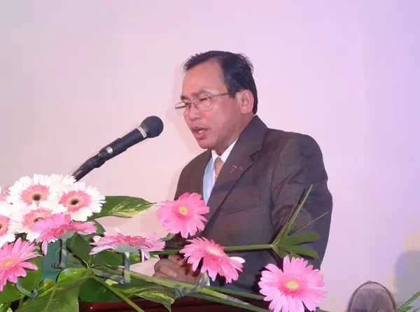 Mục sư Phan Tấn Phúc - Quản nhiệm HT - cầu nguyện khai lễ.