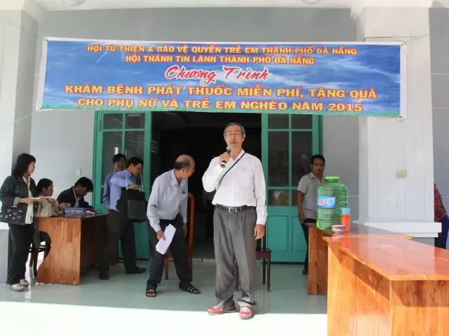 Mục sư Dương Quang Hòa chia sẻ tình yêu thương của Chúa cho người dân địa phương.