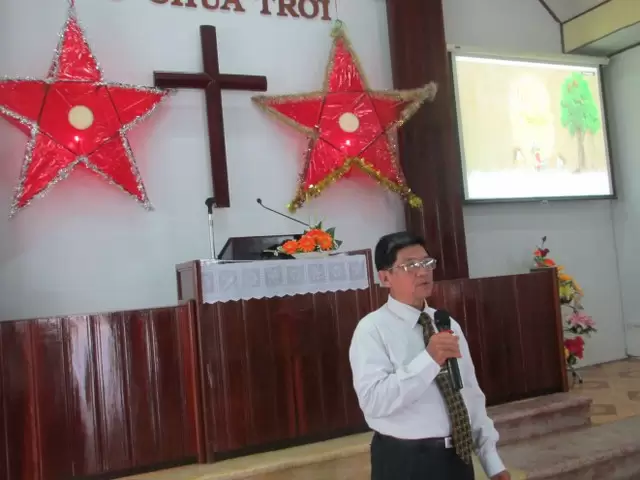 MS Trần Hiếu Nghĩa cầu nguyện và chào mừng.