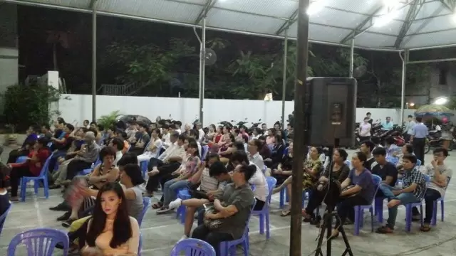 Bên ngoài nhà thờ.