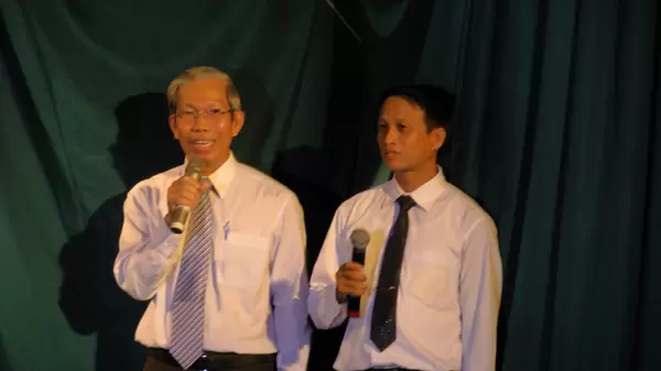 Mục sư Phạm Trọng Huy chào mừng và MSNC Lê Đức Trinh cầu nguyện khai lễ.