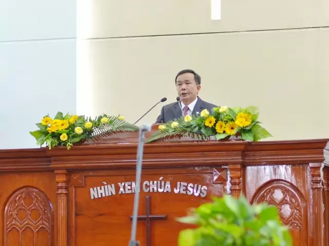MS Võ Quốc Tiến giảng Tin Lành.
