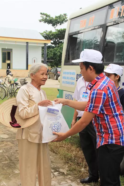 Trao quà cho đồng bào.