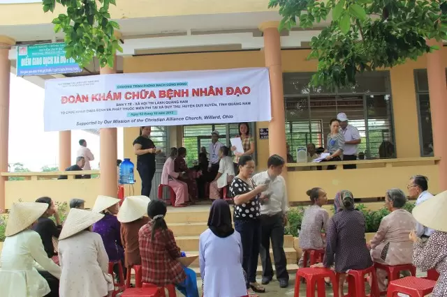 Các tình nguyện viên đang hướng dẫn người dân vào khám bệnh.