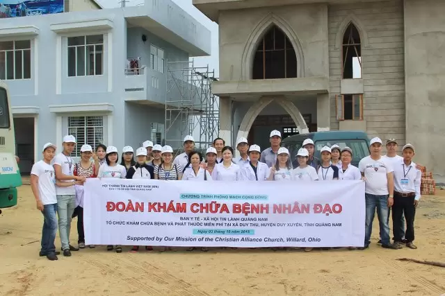 Chụp hình lưu niệm trước khi lên đường.