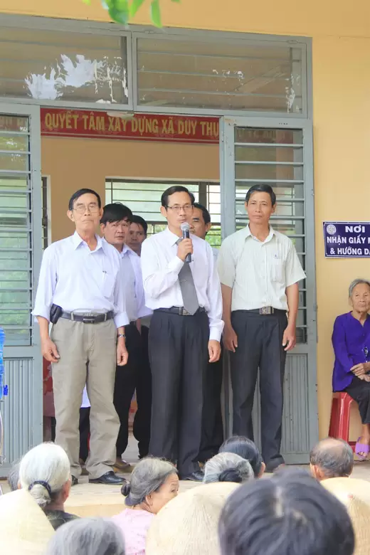 MSNC Ông Văn Tín phát biểu với đồng bào trước khi tiến hành khám phát thuốc.