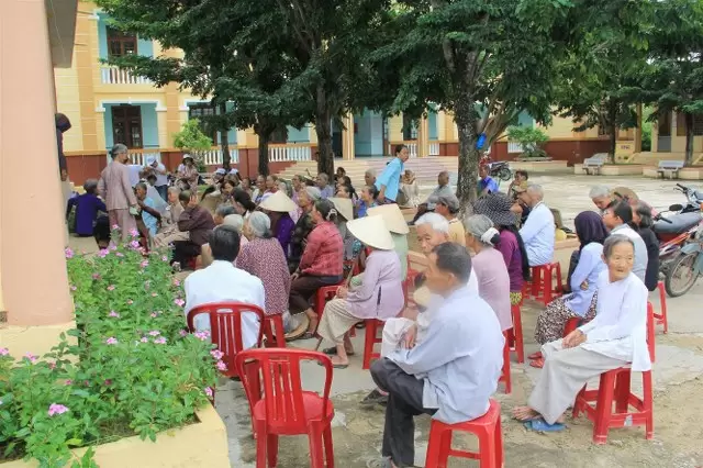 Người dân đến khám.