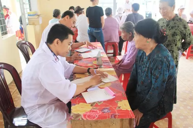 Khám bệnh.