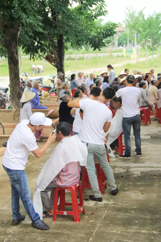 Cắt tóc.