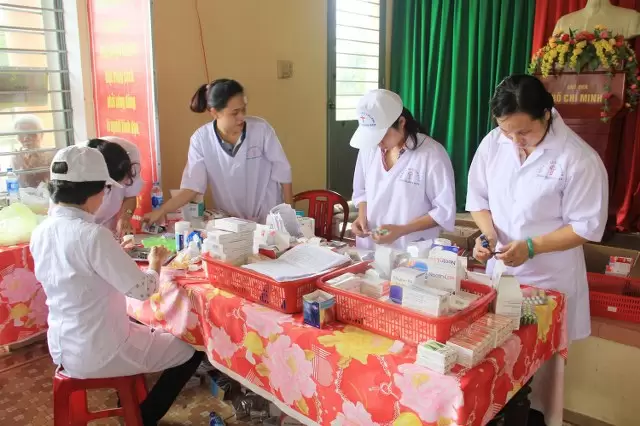 Tổ dược kiểm tra kỹ lưỡng trước khi xuất thuốc.