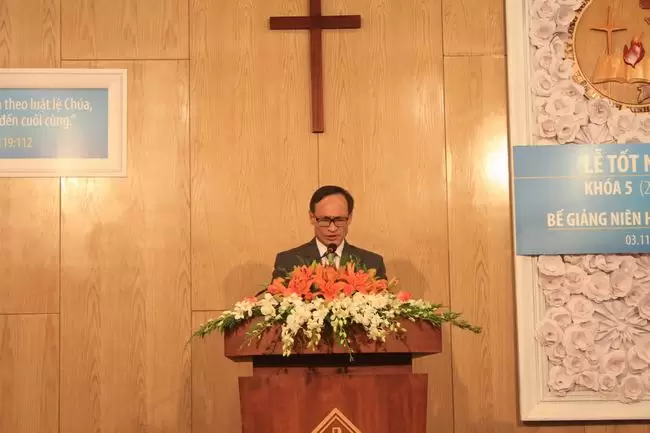 Mục sư Phan Văn Cử - Tổng Thủ quỹ TLH cầu nguyện đáp ứng Lời Chúa.