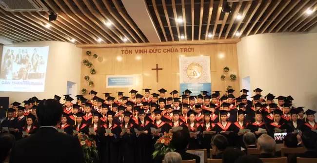 Sinh viên khóa V tôn vinh Chúa "Dấn Thân Phục Vụ" - Bài hát được sáng tác riêng cho khóa tốt nghiệp.
