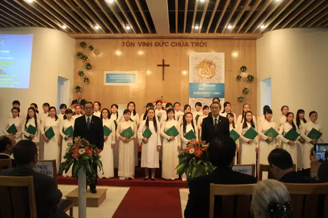 Viện trưởng Mục sư Thái Phước Trường và Mục sư Nguyễn Ngọc Thuận - Giám học VTKTH trao Văn bằng và Chứng chỉ Tốt nghiệp cho các sinh viên