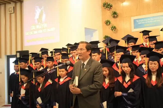 Mục sư Phan Vĩnh Cự - Hội trưởng HTTLVN (MN) cầu nguyện cho các sinh viên tốt nghiệp.