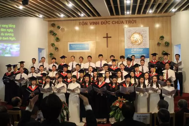 Ban hát Viện Thánh Kinh Thần Học tôn vinh Chúa.