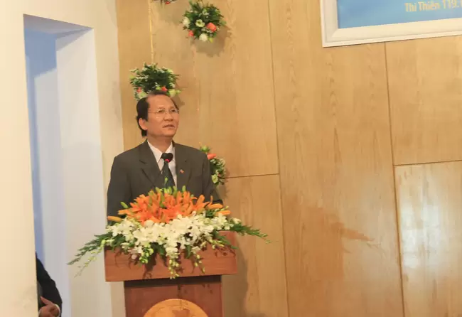 Mục sư Phan Vĩnh Cự - Hội trưởng HTTLVN (MN) đại diện Tổng Liên Hội chúc mừng.