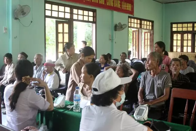 Quang cảnh hội trường khám bệnh buổi chiều.