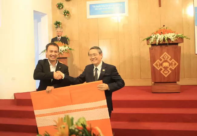 Mục sư Bùi Quốc Phong - Ủy viên Tổng Hội HTTLVN (MB) chúc mừng và tặng quà.