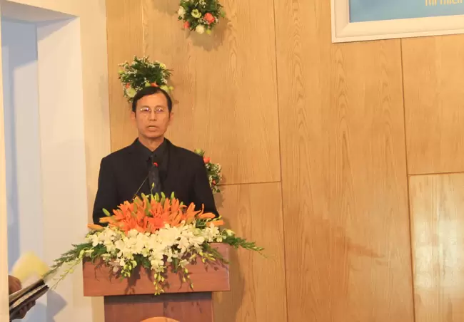Mục sư Nguyễn Ngọc Dũng - Ủy viên Ban Đại diện Tin Lành thành phố Hồ Chí Minh chúc mừng.