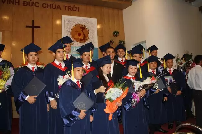 Mục sư Bùi Quốc Phong và các sinh viên miền Bắc.