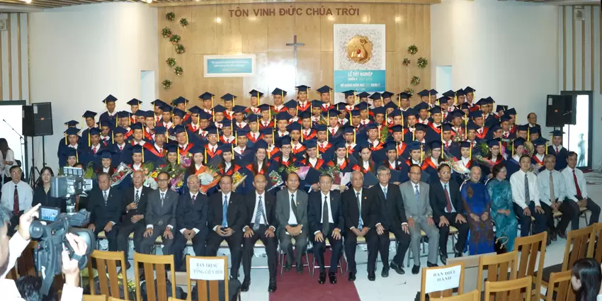 Sinh viên tốt nghiệp chụp hình lưu niệm với Ban giáo sư và Ban Điều hành VTKTH.