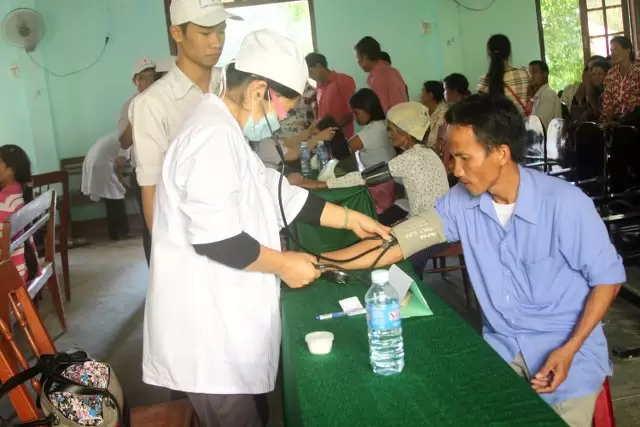 Các điều dưỡng đo huyết áp.