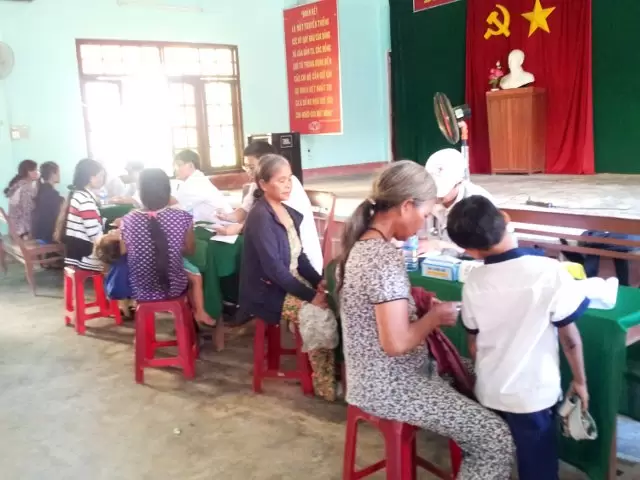 Các Bác sỹ khám bệnh.