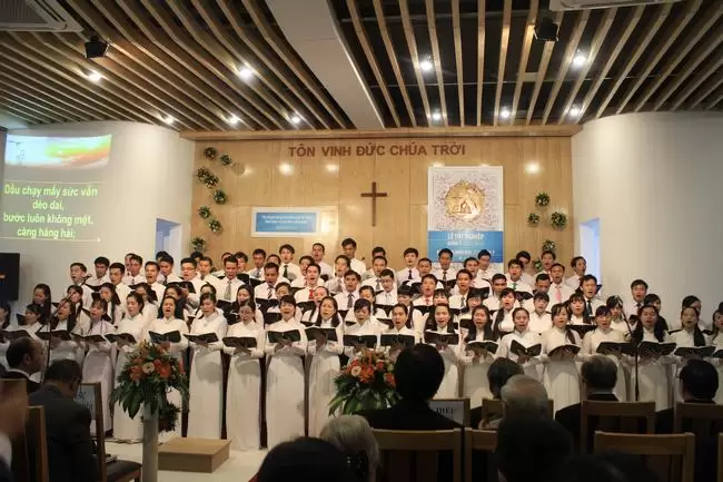 Sinh viên Khóa VII và Lớp nữ tôn vinh Chúa.