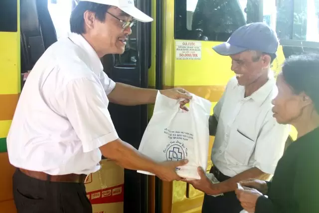 Tặng quà cho bà con khám bệnh.