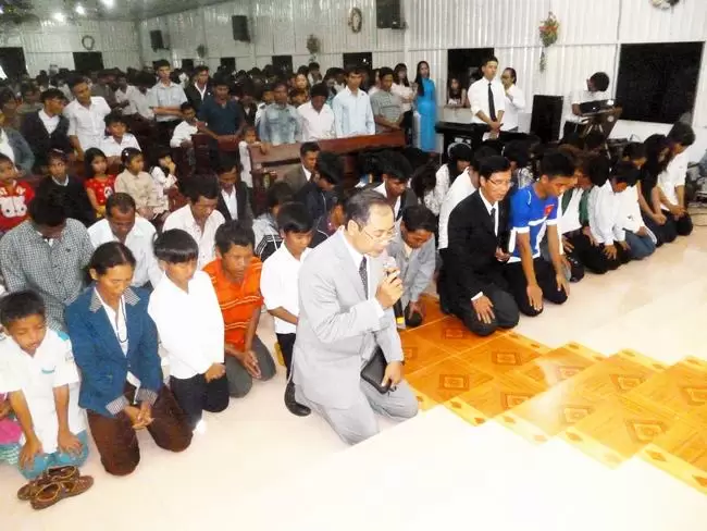 MSNC Nguyễn Hải Bằng hướng dẫn thân hữu cầu nguyện tiếp nhận Chúa.