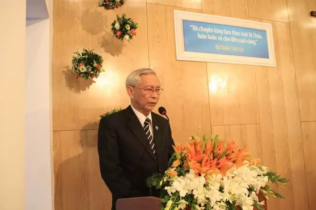 MS Trịnh Chiến - Ban dịch thuật VTKTH cầu nguyện dâng hiến.