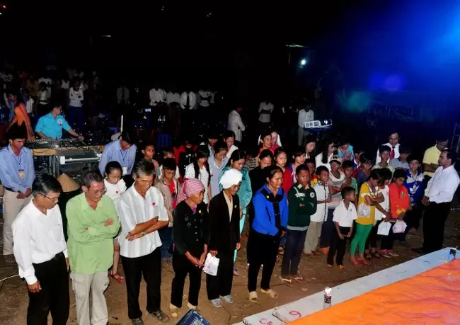 Các thân hữu tiếp nhận Chúa.