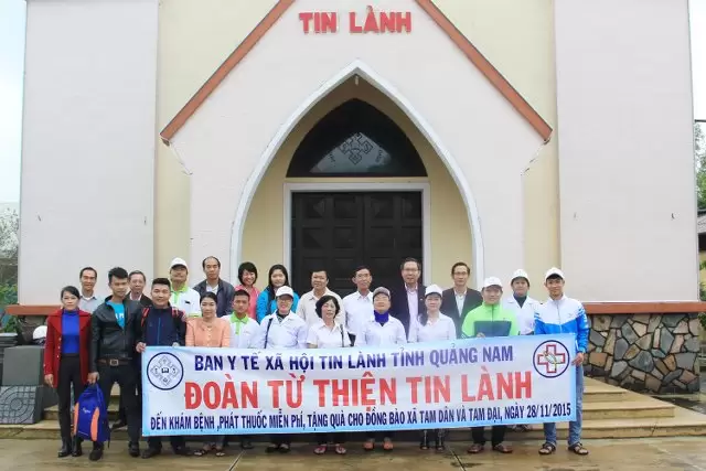 hụp hình lưu niệm trước khi xuất phát tại nhà thờ Tin Lành Trường Xuân.