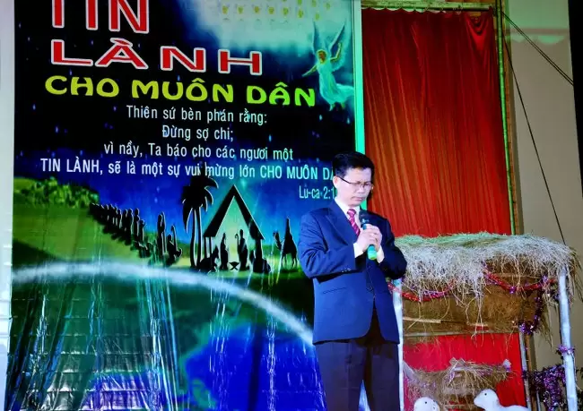 MSNC Võ Hoàng Hà cầu nguyện khai lễ.