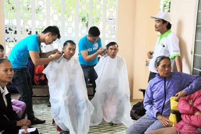 Tổ cắt tóc miễn phí.