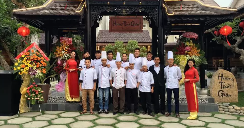 Nhà Hàng HƯƠNG THỜI GIAN - Nét Đẹp Cơ Đốc “Không Rượu Bia” Giữa Lòng Sài Gòn