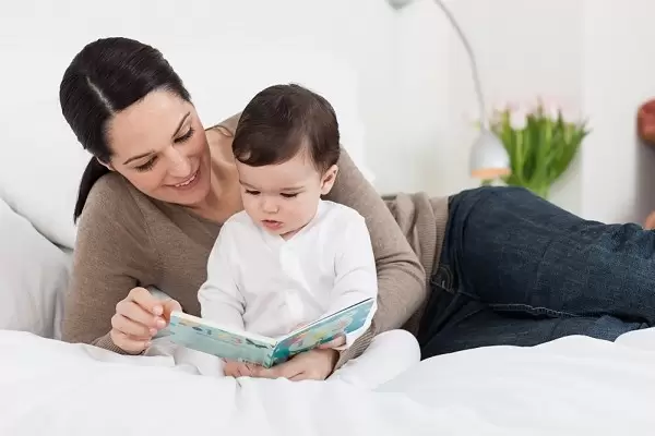 Hình Ảnh Khi Ba Mẹ Bằng Tuổi Con - Cầu Nguyện Cùng Con Trước Giờ Ngủ